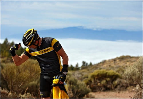 Лэнс Армстронг попал в больницу после падения с велосипеда