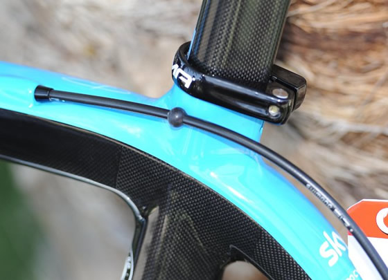 Тормозной тросик повторяет изгиб трубы после выхода из рамы. Изящный резиновый бампер предотвращает повреждение лакокрасочного покрытия.