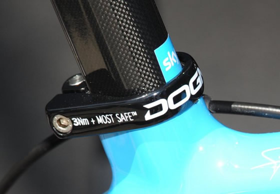 Внешний зажим подседельного штыря Dogma 2 распределяет нагрузку. Обратите внимание, что резьбовые вставки для болтов легко заменить, если резьба будет повреждена.