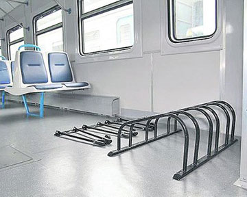 Уже 30 сентября, как обещают в мэрии, заработает 13 станций городской электрички, в вагонах будут установлены специальные конструкции, где можно будет поставить велосипед.