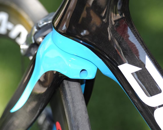 Больший нижний подшипник головной трубы позволяет сделать увеличенную и более жесткую нижнюю трубу