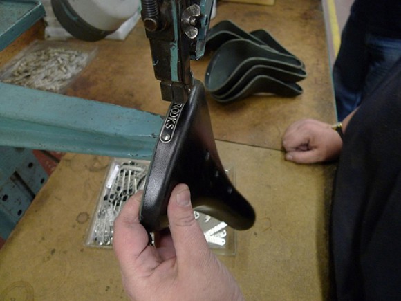 Как делают седла для велосипедов Brooks