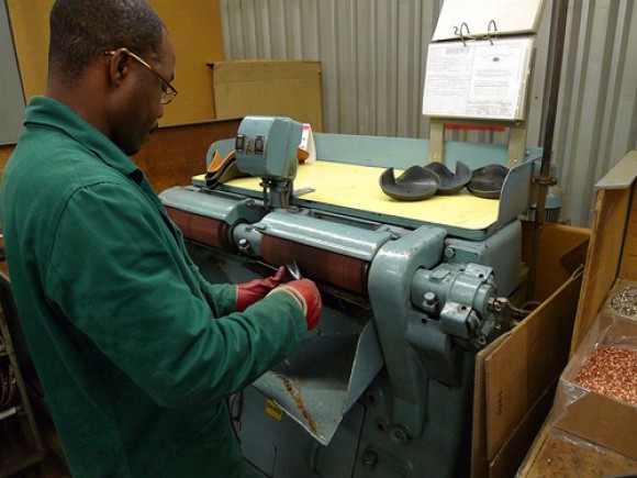 Как делают седла для велосипедов Brooks