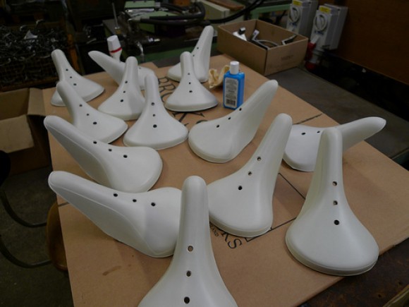 Как делают седла для велосипедов Brooks