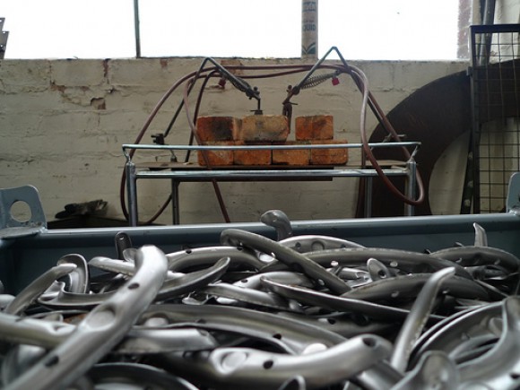 Как делают седла для велосипедов Brooks