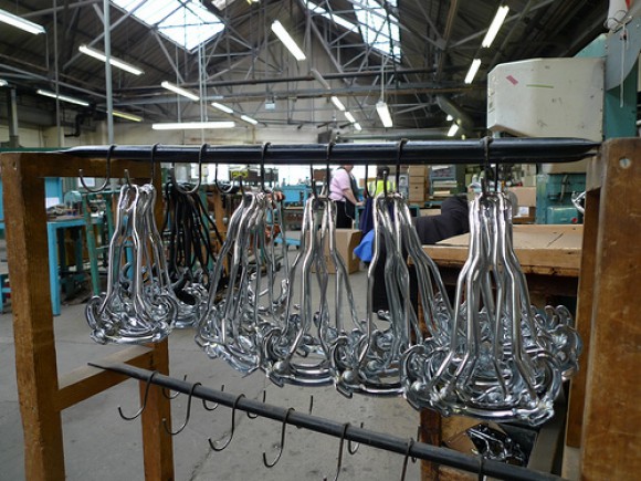 Как делают седла для велосипедов Brooks