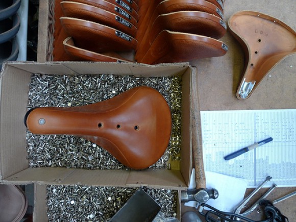 Как делают седла для велосипедов Brooks