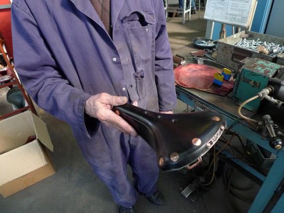 Как делают седла для велосипедов Brooks