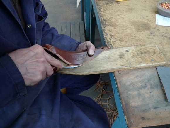 Как делают седла для велосипедов Brooks