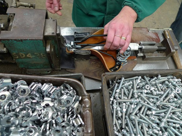 Как делают седла для велосипедов Brooks