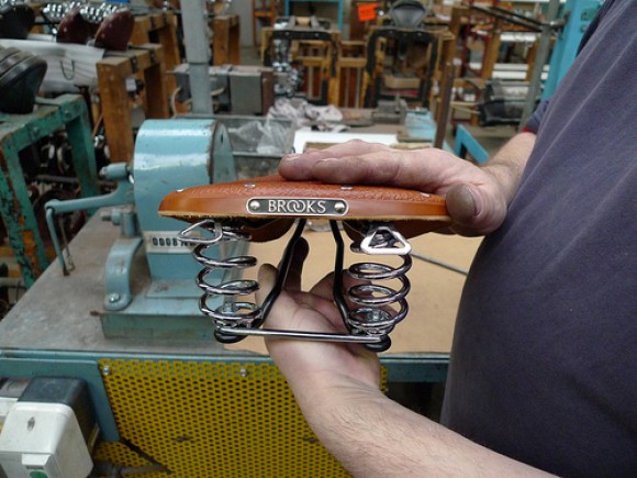 Как делают седла для велосипедов Brooks