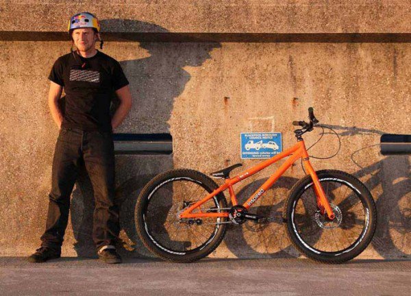 Велосипед на котором выступает Danny MacAskill