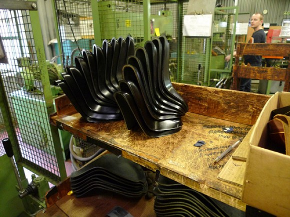 Как делают седла для велосипедов Brooks