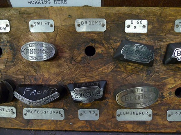 Как делают седла для велосипедов Brooks