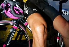 Зачем велогонщики бреют ноги? 