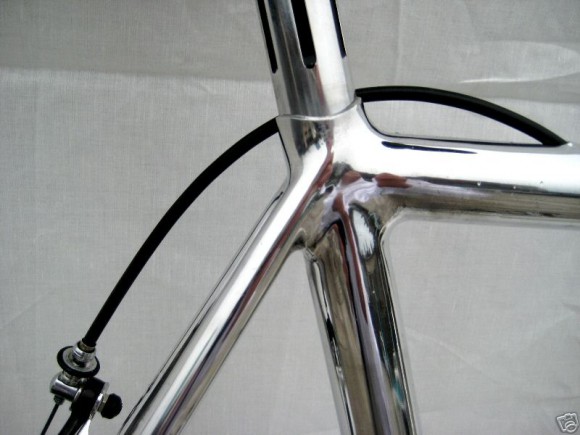 Пайку легко можно узнать по отсутствию четко выраженных углов в местах соединения деталей