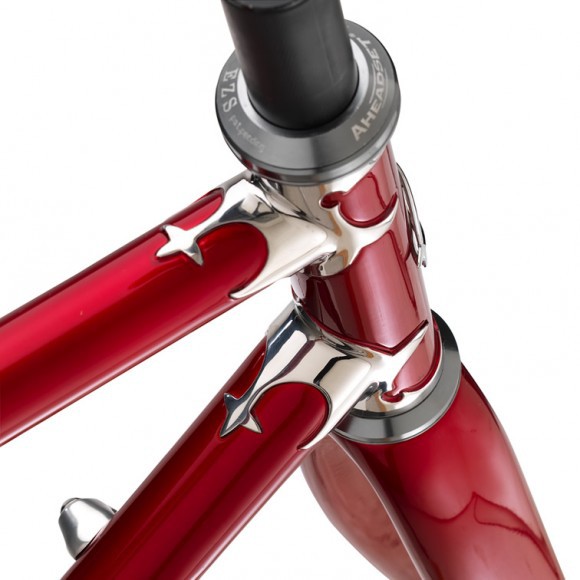 Такой метод конструирования велосипедной рамы представляет собой соединение труб специальными узлами (они называются Lug) или проушинами