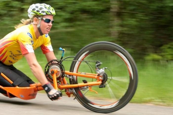 Когда голландке Моник ван дер Ворст было 13 лет, она получила травму, в результате которой ее ноги перестали двигаться. Однако инвалидность не сломила дух девушки, и она стала трехкратной чемпионкой мира по хендсайклингу. Когда голландке Моник ван дер Ворст было 13 лет, она получила травму, в результате которой ее ноги перестали двигаться. Однако инвалидность не сломила дух девушки, и она стала трехкратной чемпионкой мира по хендсайклингу.