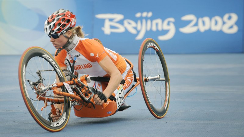 Когда голландке Моник ван дер Ворст было 13 лет, она получила травму, в результате которой ее ноги перестали двигаться. Однако инвалидность не сломила дух девушки, и она стала трехкратной чемпионкой мира по хендсайклингу. Когда голландке Моник ван дер Ворст было 13 лет, она получила травму, в результате которой ее ноги перестали двигаться. Однако инвалидность не сломила дух девушки, и она стала трехкратной чемпионкой мира по хендсайклингу.