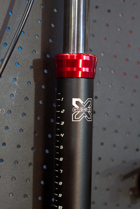 Hilo - телескопический подседельный штырь от X-Fusion 