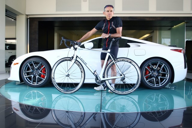 Шоссеный велосипед Lexus F Sport на оборудовании Shimano Dura-Ace Di2