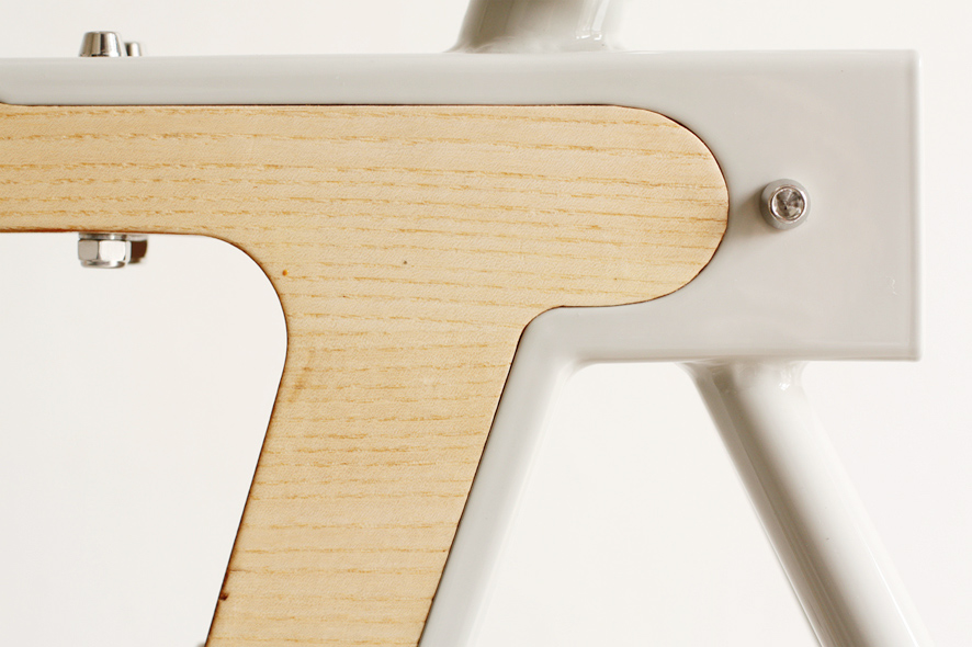 Красивое сочетание дерева и стали на двух колесах Красивое сочетание дерева и стали на двух колесах