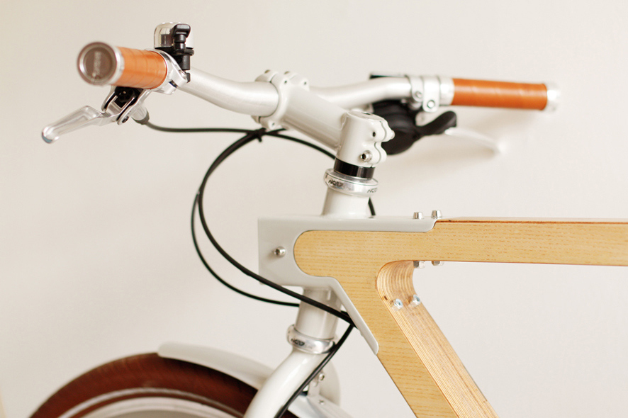 Красивое сочетание дерева и стали на двух колесах Красивое сочетание дерева и стали на двух колесах