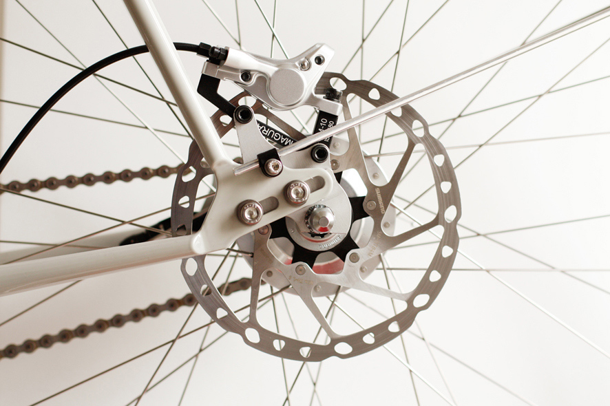 Красивое сочетание дерева и стали на двух колесах Красивое сочетание дерева и стали на двух колесах