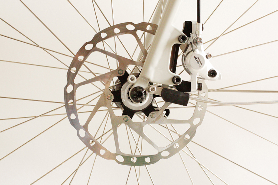 Красивое сочетание дерева и стали на двух колесах Красивое сочетание дерева и стали на двух колесах