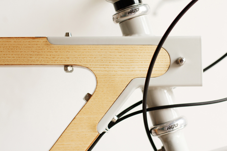 Красивое сочетание дерева и стали на двух колесах Красивое сочетание дерева и стали на двух колесах