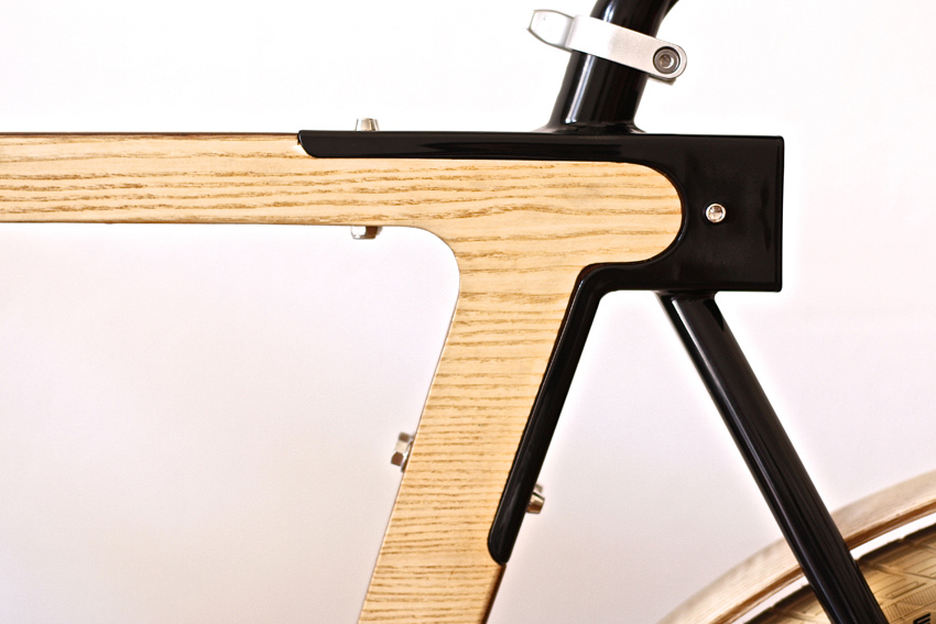 Красивое сочетание дерева и стали на двух колесах Красивое сочетание дерева и стали на двух колесах