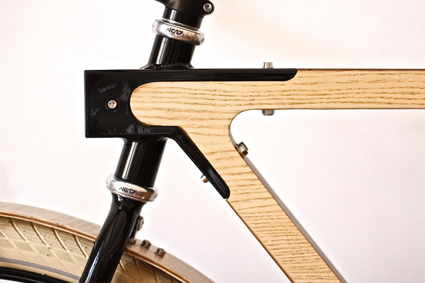 Красивое сочетание дерева и стали на двух колесах Красивое сочетание дерева и стали на двух колесах