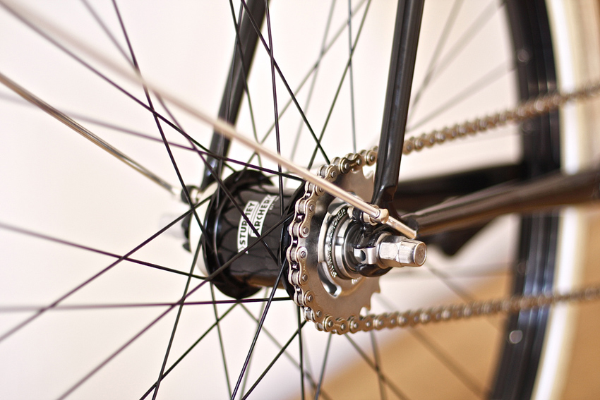 Красивое сочетание дерева и стали на двух колесах Красивое сочетание дерева и стали на двух колесах