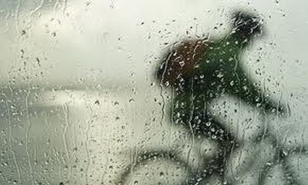 катим на велосипеде в дождь