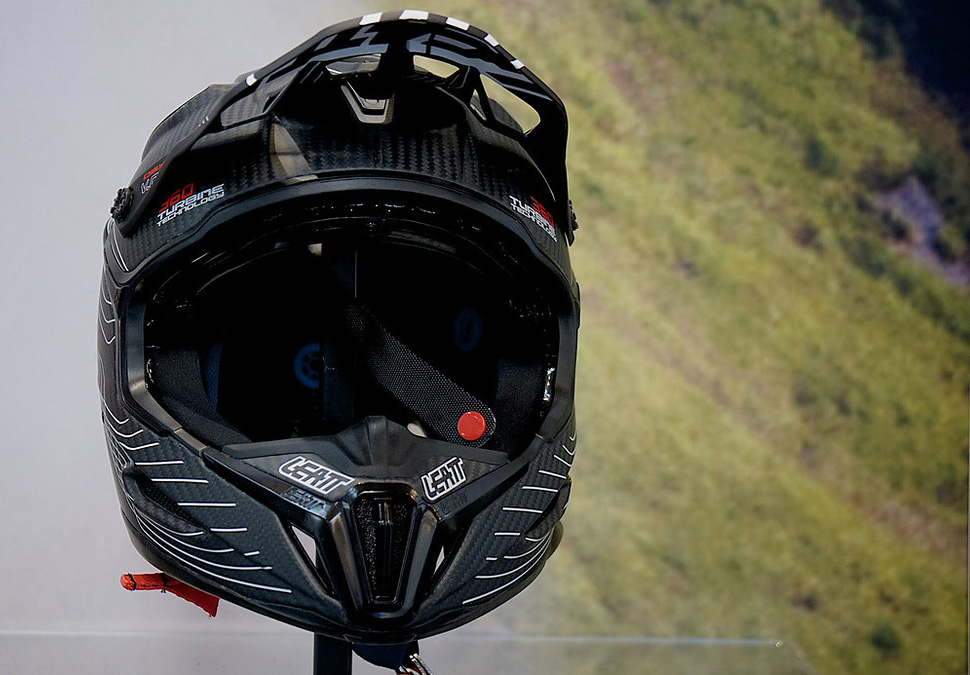 Leatt DBX Carbon фуллфейс нового поколения