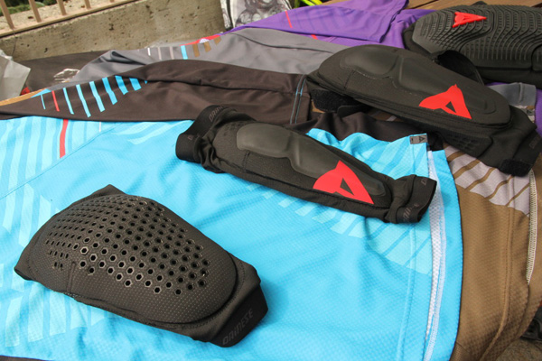 Hybrid Pads, на переднем плане — Trail Skins