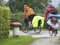 Велоштаны на багажнике велосипеда